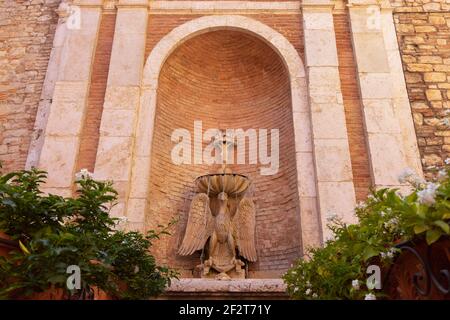 Fontana nella città di Todi (Fonte Cesia) Umbria, Italia Foto Stock