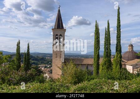 Vista sul campanile della Cattedrale medievale di Santa Maria Assunta e sulle colline umbre. Spoleto, Italia Foto Stock