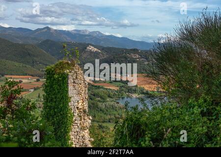 Bella vista sul lago di Piediluco e l'antica città di Labro sulla collina da un antico castello in rovina (Rocca di Piediluco). Terni, Umbria, Italia Foto Stock