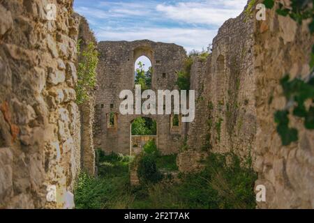 I resti del castello abbandonato (Rocca di Piediluco) sulla collina del paese di Piediluco. Umbria, italia Foto Stock