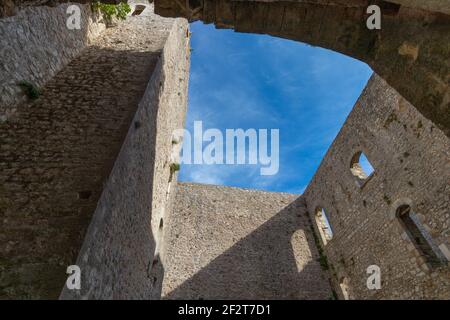 I resti del castello abbandonato (Rocca di Piediluco) sulla collina del paese di Piediluco. Umbria, italia Foto Stock