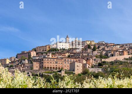 Splendida vista panoramica sulla città medievale collinare di Trevi. Trevi, Perugia, Umbria, Italia Foto Stock