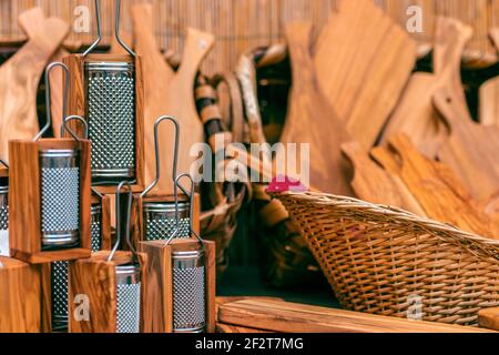 Utensili da cucina in legno. Grattugia in legno e altri utensili in legno per la cucina sullo sfondo. Foto Stock