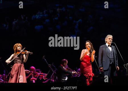 Lindsey Stirling (violino) e Soprano Maria Aleida si uniscono ad Andrea Bocelli Sul palco dell'O2 Arena Greenwich - Londra Foto Stock