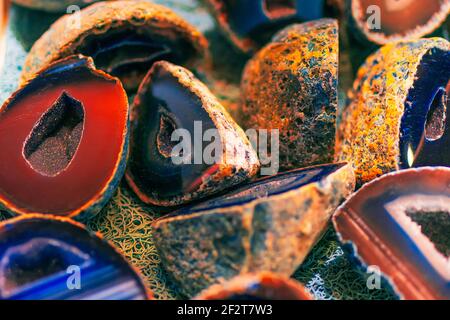 Raccolta di diversi cristalli. Gemme modello. Sezione trasversale in cristallo. Sfondo da gemme colorate diverse. Foto Stock