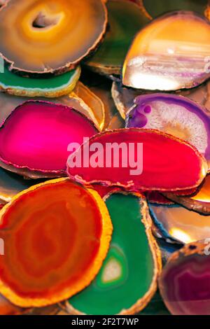 Raccolta di diversi cristalli. Gemme modello. Sezione trasversale in cristallo. Sfondo da gemme colorate diverse. Foto Stock