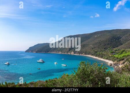 Vista panoramica della laguna blu nascosta dell'Isola d'Elba. Toscana, Italia. Foto Stock