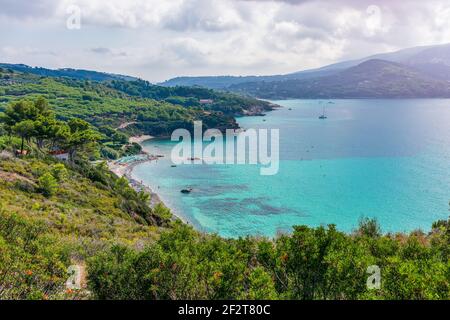 Splendida vista panoramica sulla spiaggia dell'isola d'Elba e sul mare con acqua smeraldo. Toscana, Italia Foto Stock