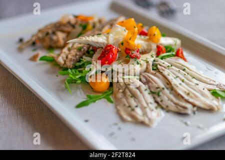 Antipasto italiano di gustose sardine marinate, stile mediterraneo. Foto Stock