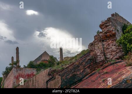 Strana vecchia casa (vecchia fabbrica) con obelischi vicino alla fortezza sull'Isola d'Elba in Toscana Foto Stock