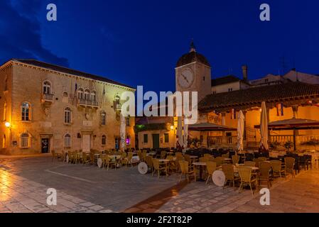 Vista notturna del municipio e loggia della città in croato Città Trogir Foto Stock