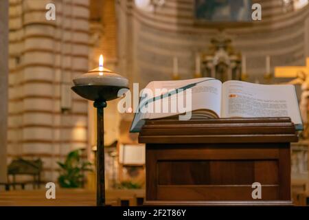 Il libro della liturgia della Chiesa cattolica vicino alla lampada ardente Nella Chiesa Cattolica Foto Stock