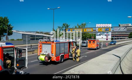 Dispiegamento dei vigili del fuoco di Berlino presso l'ex aeroporto di Berlino Tegel Foto Stock