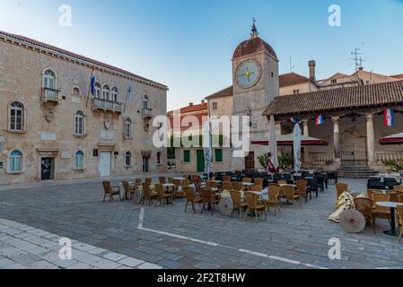 Alba vista del municipio e loggia della città in croato Città Trogir Foto Stock