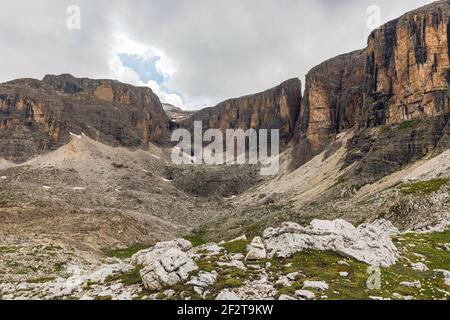 Vista dall'alto sul lago di boe in Dolomiti italiane in alta Badia, Alto Adige, Italia Foto Stock