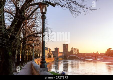 Splendida vista del tramonto sul Castello Vecchio di Verona (Castelvecchio) e sul ponte di Castelvecchio sul fiume Adige. Verona, Italia. Periodo invernale Foto Stock