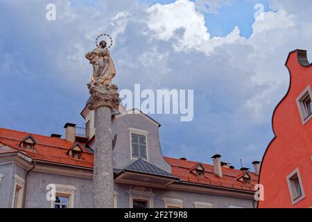 Monumento nella piazza centrale di Brunico (Brunico) Trentino-Alto Adige, Italia Foto Stock