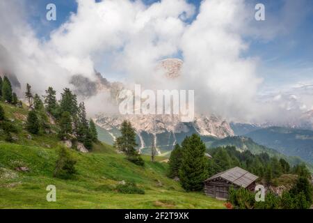 Vista panoramica sul monte Sassongher coperto da nebbia e nuvole pioggia estiva. Dolomiti Italiane. Alpi Italiane, Alto Adige, Corvara in Badia. Foto Stock