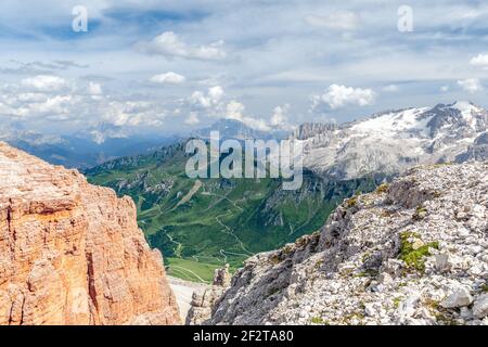 Bella vista di Marmolada glosier e Passo Pordoi valle dalla cima del Piz boe montagna. Dolomiti Italiane, Alto Adige Foto Stock