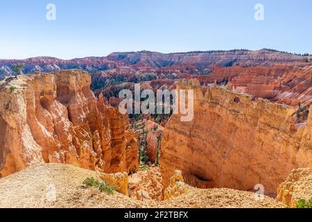 Vista delle incredibili formazioni di arenaria di hoodoos nel panoramico Bryce Canyon National Parkon in una giornata di sole. Utah, Stati Uniti Foto Stock