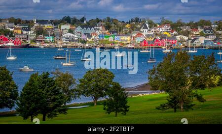 Lo spettacolare e colorato porto di Lunenburg in Nuova Scozia è un sito patrimonio dell'umanità. Foto Stock