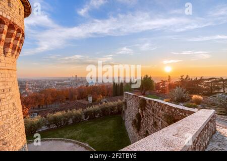 Splendido tramonto sul centro storico di Brescia. Vista dal castello Foto Stock