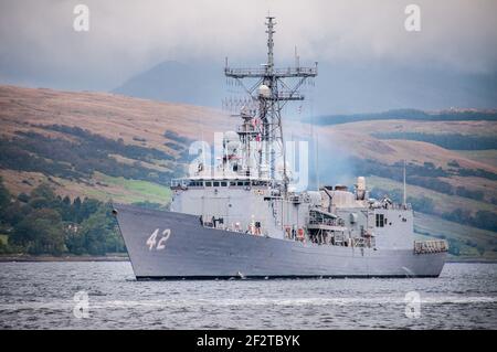 USS Klakring lascia la Gare Loch per gli esercizi NATO della costa occidentale della Scozia, una fregata di classe Perry di Oliver Hazard era in servizio con la Marina degli Stati Uniti dal 1983 al 2013 Foto Stock