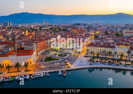 Vista aerea notturna della piazza della Repubblica a Spalato, Croazia Foto Stock