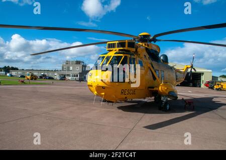 Royal Air Force cerca e salva Sea King elicottero di 202 Squadron a RAF Boulmer, Northumberland, Inghilterra, ritirato nel 2015 e sostituito da elicotteri civili, sebbene non siano gestiti da RAF Boulmer, Che continua il suo ruolo come componente critico della forza di gestione dello spazio di battaglia RAF e sede del sistema di sorveglianza e controllo dell'aria (ASACS). Foto Stock