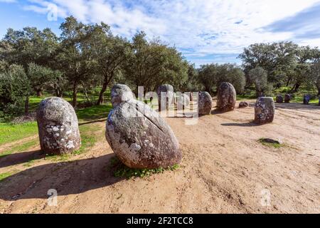 Vista del complesso megalitico Almengres Cromlech (Cromelique dos Almengres) Evora, regione di Alentejo, Portogallo Foto Stock