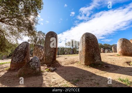 Vista del complesso megalitico Almengres Cromlech (Cromelique dos Almengres) Evora, regione di Alentejo, Portogallo Foto Stock