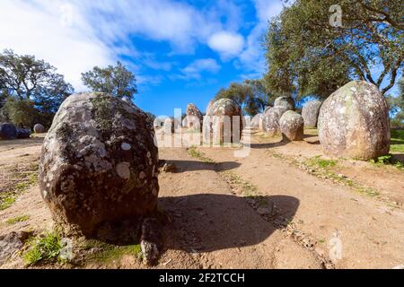 Vista del complesso megalitico Almengres Cromlech (Cromelique dos Almengres) Evora, regione di Alentejo, Portogallo Foto Stock