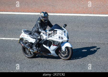 White Suzuki Hayabusa gsx1300r bici standard più veloce del 20 ° secolo; motociclista; trasporto a due ruote, moto, veicolo, Strade, motociclette, motociclette e motociclette che guidano a Chorley, Regno Unito Foto Stock