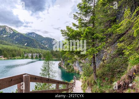 Sentiero per passeggiate lungo le rive del famoso lago Braies Nelle Alpi italiane Foto Stock