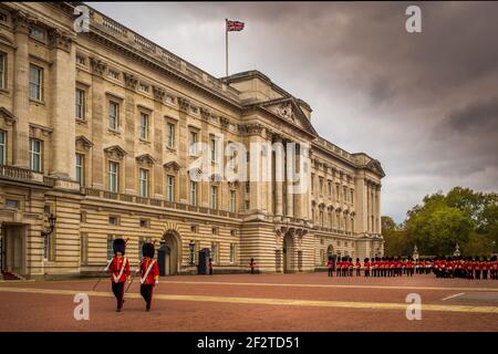 Il cambio cerimoniale della Guardia a Buckingham Palace si svolge ogni due giorni. Foto Stock