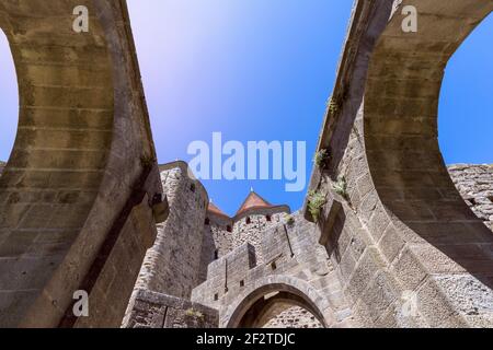 Mura fortificate e soffitti di un castello medievale di Carcassonne Foto Stock