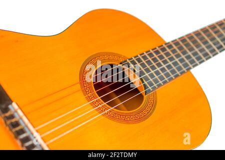 Chitarra acustica isolata su bianco, primo piano. Chitarra classica in piedi su sfondo bianco. Messa a fuoco selettiva Foto Stock