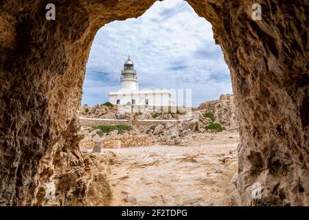 Vista dal tunnel della Cavalleria al faro (Faro di Cavalleria). Minorca, Isole Baleari, Spagna Foto Stock