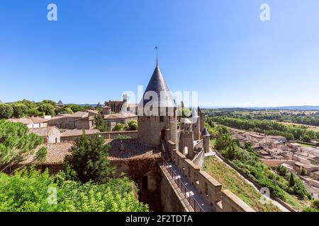 Splendida vista sul castello di Carcassonne con la cattedrale principale all'interno delle mura e la città vecchia Foto Stock