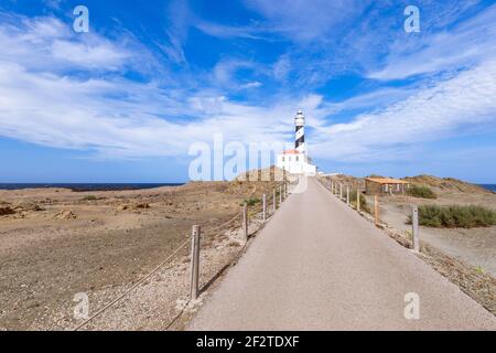 Vista del faro (Faro de Favaritx) in tempo soleggiato con belle nuvole nel cielo sull'isola di Menorca, isole Baleari, Spagna Foto Stock