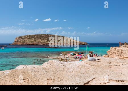 Bella spiaggia Cala Escondida con acqua turchese sull'isola di Ibiza, Cala Comte, Isole Baleari. Spagna Foto Stock