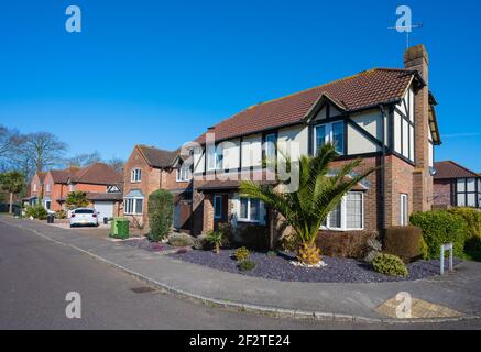 2 piani 21 ° secolo casa indipendente moderna su un angolo in una nuova proprietà immobiliare a Windsor Drive, Rustington, Sussex ovest, Inghilterra, Regno Unito. Foto Stock