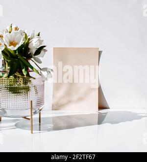 Carta bianca piatto posare per un mockup, aggiungere il proprio logo o testo, per il business, matrimonio o invito di compleanno. Foto Stock