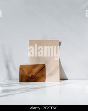 Carta bianca su una parete per aggiungere il tuo testo per mockup di invito di nozze o qualche mockup di messaggio Foto Stock