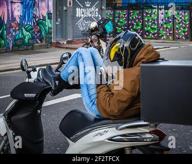 Consegne come un pilota passa, e un altro attende la loro prossima assegnazione. Foto Stock