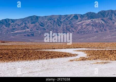 Vista dei bacini salini, Badwater Basin, Death Valley, Inyo County, sale Badwater formazioni nel Death Valley National Park. California, Stati Uniti Foto Stock