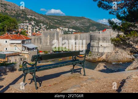 Panchina che si affaccia sulla città vecchia di Dubrovnik, Croazia Foto Stock