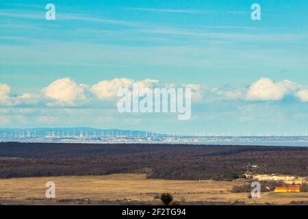 Turbine eoliche intorno Vienna, Austria sul lago fermo visto dalla torre di osservazione Hubertus, Becsi-domb, Sopron, Ungheria Foto Stock