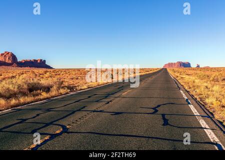 Autostrada panoramica vuota (autostrada 163) che conduce alla Monument Valley. Arizona, Stati Uniti. Foto Stock