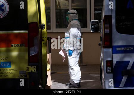 Atene. 11 Marzo 2021. Foto scattata il 11 marzo 2021 mostra un operatore sanitario in tute protettive all'ingresso di un ospedale ad Atene, in Grecia. PER ANDARE CON 'Roundup: Sistema sanitario greco che raggiunge i suoi limiti nella lotta COVID-19, funzionari e medici avvertono' Credit: Marios Lolos/Xinhua/Alamy Live News Foto Stock